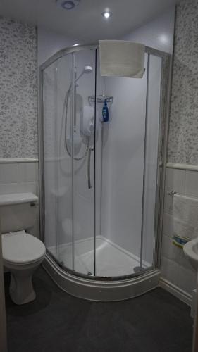 Bilik mandi di Lindean Guest House