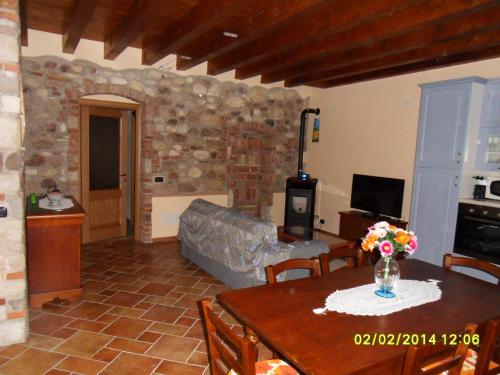 een woonkamer met een bank en een tafel bij Le Cocche in Affi