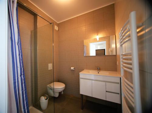 une salle de bain avec toilettes, lavabo et douche dans l'établissement Appartement T2 - Rez-de-Jardin, proche plage et commerces, à Calvi
