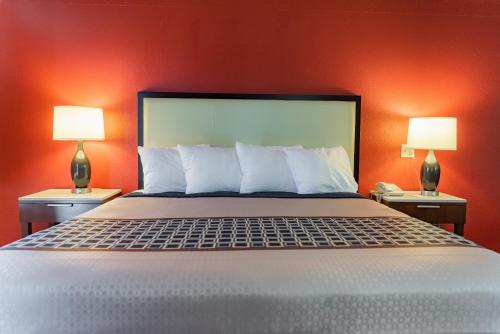 Katil atau katil-katil dalam bilik di Spencer Inn & Suites