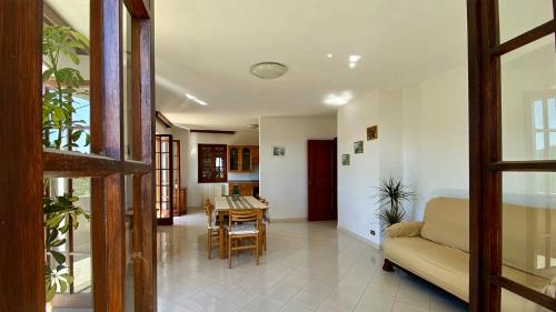 een woonkamer met een bank en een tafel bij Casa Tita in Amaroni