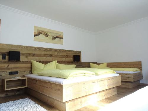 ヒパッハにあるAppart Tirolのベッドルームにパレット製のベッド1台