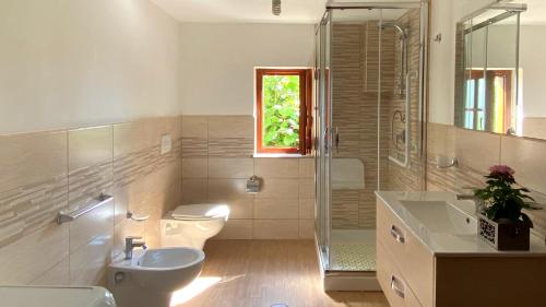 bagno con 2 servizi igienici, lavandino e doccia di Casa Tita ad Amaroni