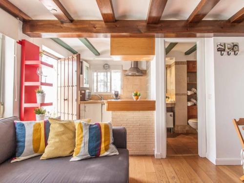 ein Wohnzimmer mit einem Sofa und einer Küche in der Unterkunft Federico rubio in Sevilla