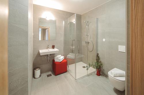 Ένα μπάνιο στο Apartments and Rooms Kaja