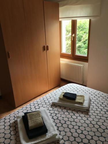 ein Schlafzimmer mit einem Bett mit zwei Handtüchern darauf in der Unterkunft Baita Dal Vikingo in Sorico
