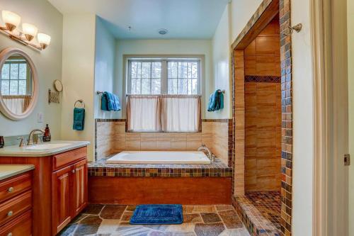 ein großes Bad mit einer Badewanne und einem Fenster in der Unterkunft The Shoreliner in Bend