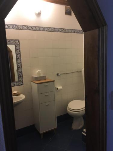 a bathroom with a toilet and a sink at Portela Guesthouse in Cercal