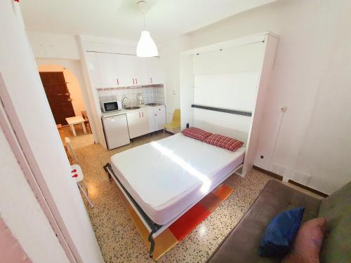 um pequeno quarto com uma cama e uma cozinha em Estudio Karina Beach-4 em Empuriabrava