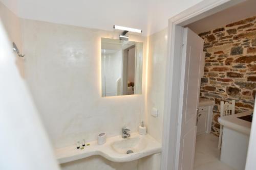 bagno con lavandino e specchio di Tinos Peristerionas a Città di Tinos