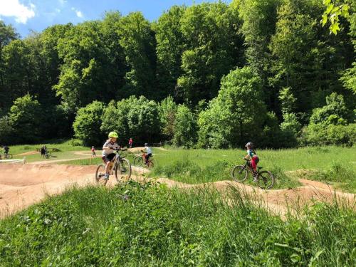 a group of people riding bikes on a dirt road at Talstation Heumöderntal in Treuchtlingen