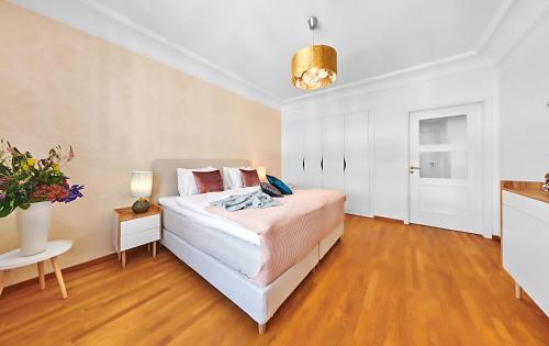 Postel nebo postele na pokoji v ubytování Palace Dlouhá Apartments - Old Town