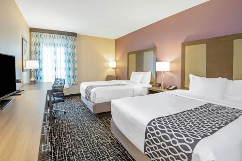 pokój hotelowy z 2 łóżkami i telewizorem z płaskim ekranem w obiekcie La Quinta by Wyndham Weatherford OK w mieście Weatherford