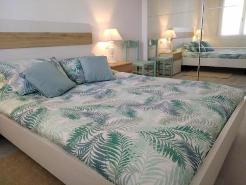 a large bed in a bedroom with a large bed sidx sidx sidx at Stil Mar Jardin Anna in L'Escala