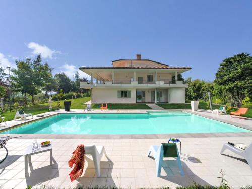 Villa con piscina frente a una casa en Belvilla by OYO Il Panorama Trenta, en Tavullia