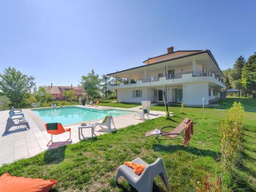 塔武利亞的住宿－Belvilla by OYO Il Panorama Trenta，一座带游泳池和房子的别墅