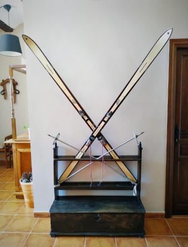 a pair of skis on display in a room at Hotel Rural Curia in El Castellar