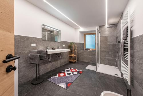 W łazience znajduje się umywalka i prysznic. w obiekcie Blasighof w mieście Quinzo