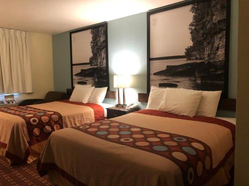 Säng eller sängar i ett rum på Super 8 by Wyndham Plover Stevens Point Area