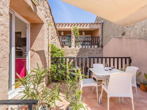 a patio with a table and chairs on a balcony at Opuntia Teouliero location en Méditerranée in Escales