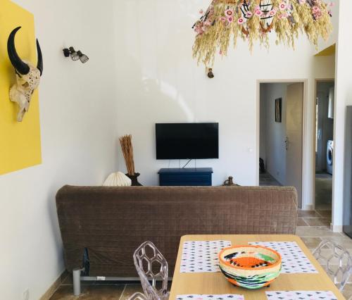 ein Wohnzimmer mit einem Sofa und einem Tisch in der Unterkunft Residence Cabiscol in Beaucaire