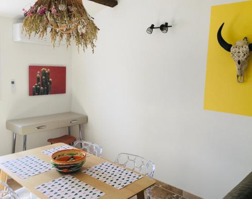 comedor con mesa y cabeza de vaca en la pared en Residence Cabiscol, en Beaucaire