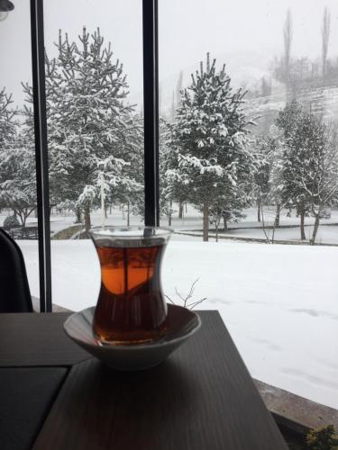- une tasse de thé assise sur une table devant une fenêtre dans l'établissement Agara Pansiyon, à Taşkıran