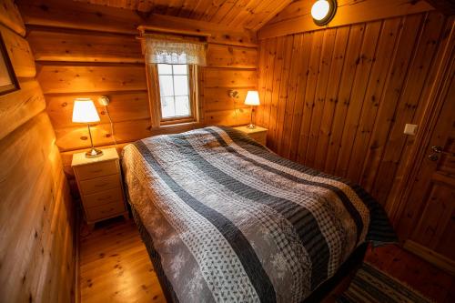 A bed or beds in a room at Sunndalsfjord Cottages Fredsvik Meisalstranda 455,506 og 508