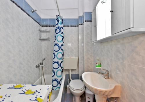 uma pequena casa de banho com lavatório e WC em Four sons em Flogita