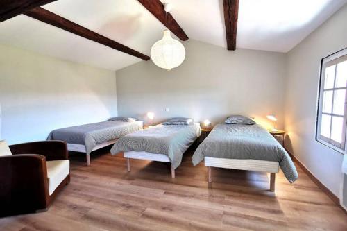 une chambre avec deux lits et un canapé dans l'établissement Mas de Mazan, à Mazan