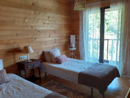 1 Schlafzimmer mit 2 Betten und einem Fenster in der Unterkunft Casa de Sao Joao in Gandarela