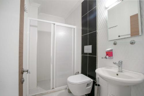 Kylpyhuone majoituspaikassa Antioch Apart Otel