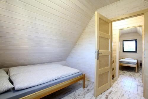En eller flere senge i et værelse på Domki na górce