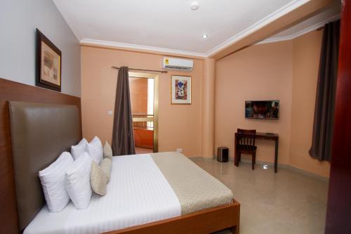 Una cama o camas en una habitación de Prestige Suites