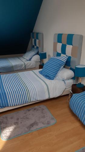 A bed or beds in a room at Les Hauts de Proisy
