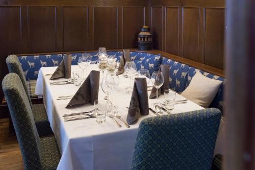 a table with wine glasses and napkins on it at Hotel Storck in Bad Laer