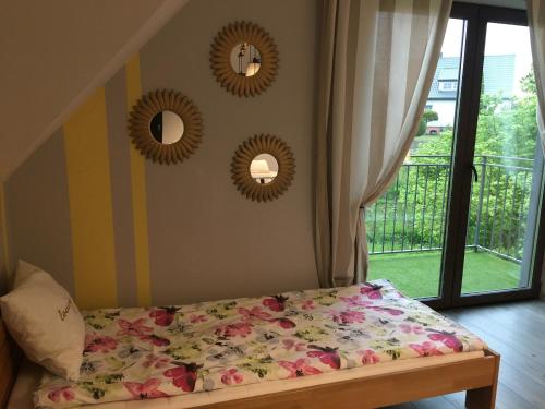 Łóżko lub łóżka w pokoju w obiekcie Pokoje ArkaSasino z sauną ogrodową