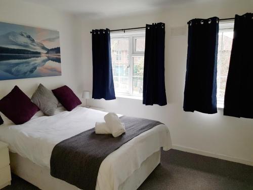 een slaapkamer met een bed en een raam bij Barnfield Place in Edgware