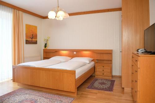 Una cama o camas en una habitación de Schwanbergerstüberl
