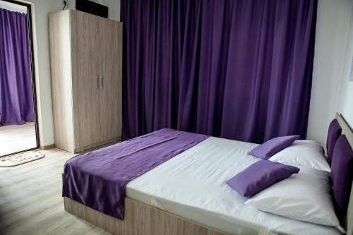 En eller flere senge i et værelse på Vila Flora