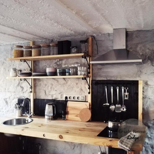 eine Küche mit einer Arbeitsplatte und einem Waschbecken in der Unterkunft Graide Retreat Lodge in Bièvre