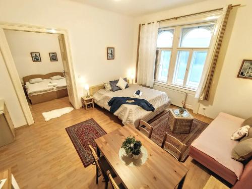 een woonkamer met een bed en een tafel bij Apartments Historical Centre in Bratislava