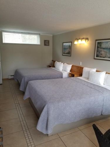 Postel nebo postele na pokoji v ubytování Osoyoos Lakeview Inn & Suites