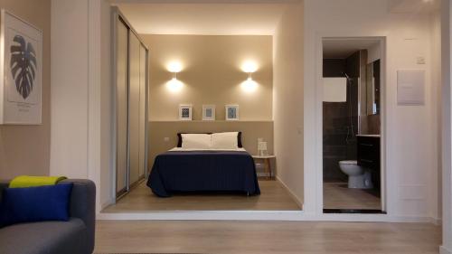 1 dormitorio con 1 cama y aseo en una habitación en Beach Studios, en Las Palmas de Gran Canaria