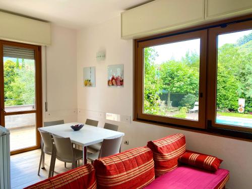 ドンゴにあるVittoria Residenceのリビングルーム(ソファ、テーブル、窓付)