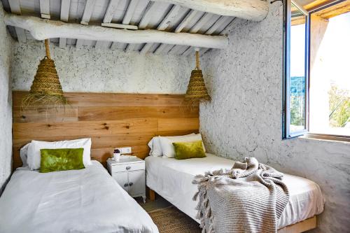 2 camas en una habitación con 2 ventanas en Casa Granada at Masia Nur Sitges, with private pool and adults only, en Canyelles
