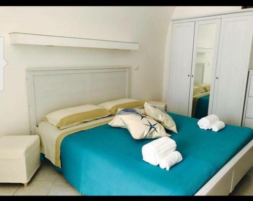 - une chambre avec un lit et des serviettes dans l'établissement Casa Kale', à Polignano a Mare