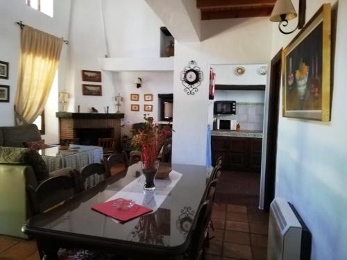 グラサレマにあるCasa Rural La Maquinillaのダイニングルーム、キッチン(テーブル、椅子付)