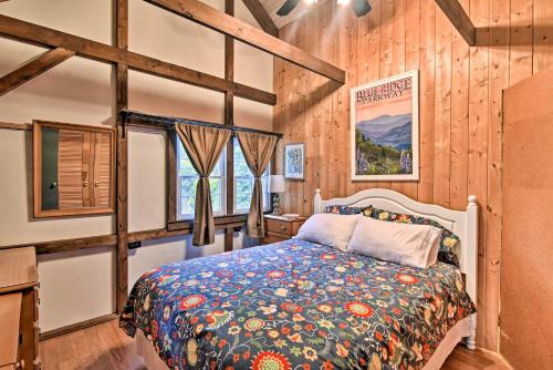 una camera da letto con un letto in una stanza con pareti in legno di 6 Mi to Grandfather Mountain Park Cottage with Deck a Newland