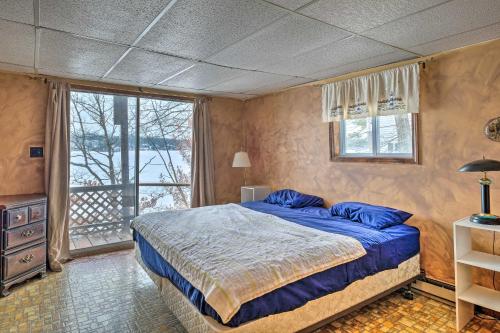 昆斯伯里的住宿－Quiet Cabin on Glen Lake with Boat Dock and Deck!，一间卧室设有一张床和一个大窗户